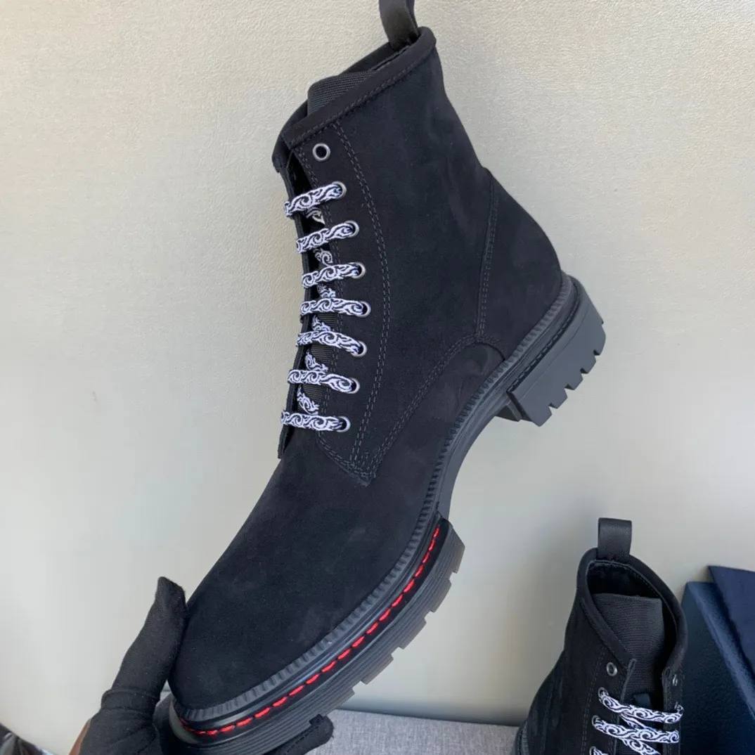 [DIOR] Top P: 1000💰 Number of yards: 39~44 (38.45 custom-made, non-refundable) Dior Dior~ Winter series, original 1:1 development Casual men's leather shoes Heavy investment, shoes and boots are made of imported cowhide + imported Dior special fabric Not easy to deform black cowhide lining Dior large hardware inlay Original TPU vacuum outsole, black cowhide Black open edge beads Military green suede Black suede Khaki suede leather is crafted by a large factory, and the perfect product is only prepared for you who know your taste! Any comparisons are welcome.